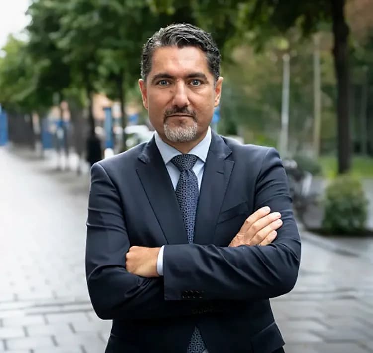 Porträtt av Nima Rostami