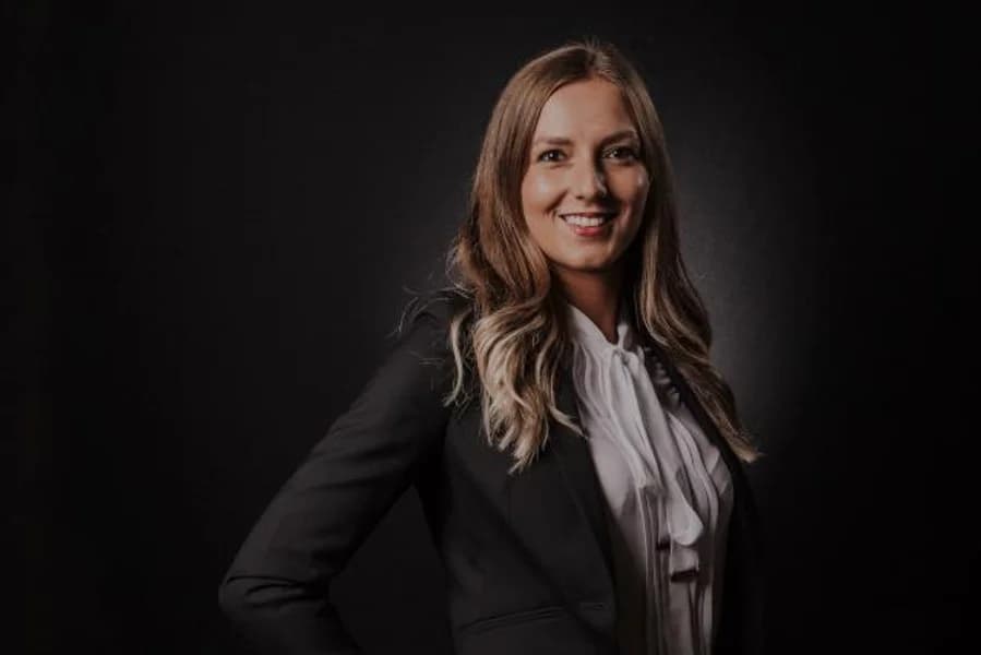 Porträtt av Emina Bajric
