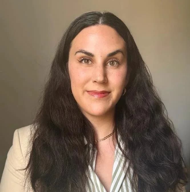 Porträtt av Mirjam Aboujaefari Annersten